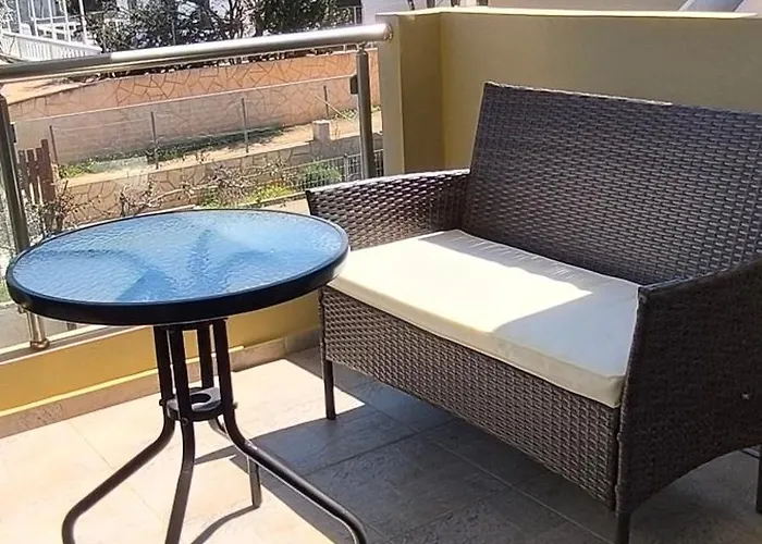 Peaceful With Pool And Parking - 2 Bedrooms