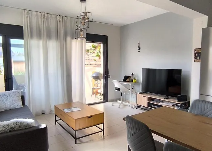 Peaceful With Pool And Parking - 2 Bedrooms Lägenhet *