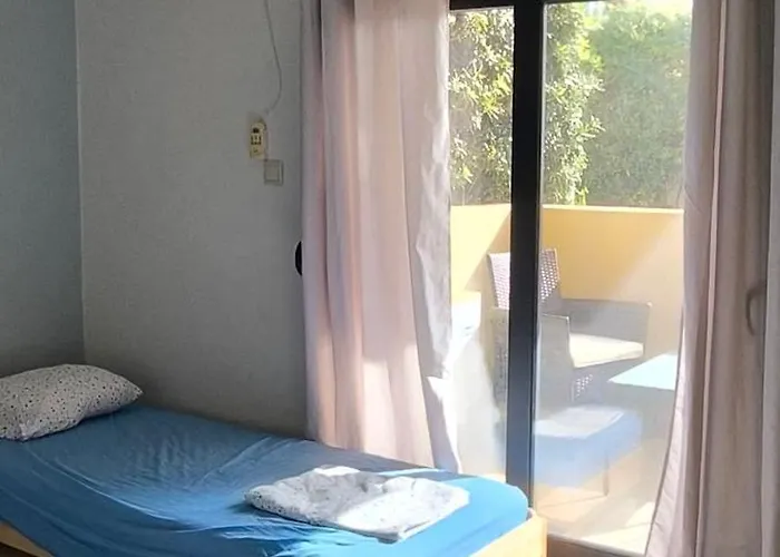 Peaceful With Pool And Parking - 2 Bedrooms Lägenhet *