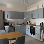 Peaceful With Pool And Parking - 2 Bedrooms Χερσόνησος