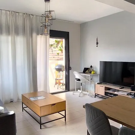 Peaceful With Pool And Parking - 2 Bedrooms Apartmán *